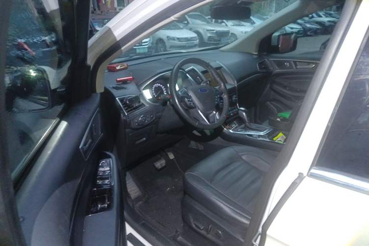 Used Ford Edge 2018 EcoBoost 245 Two-Wheel-Drive Titanium 7-Seater China V Standard Interior 3
