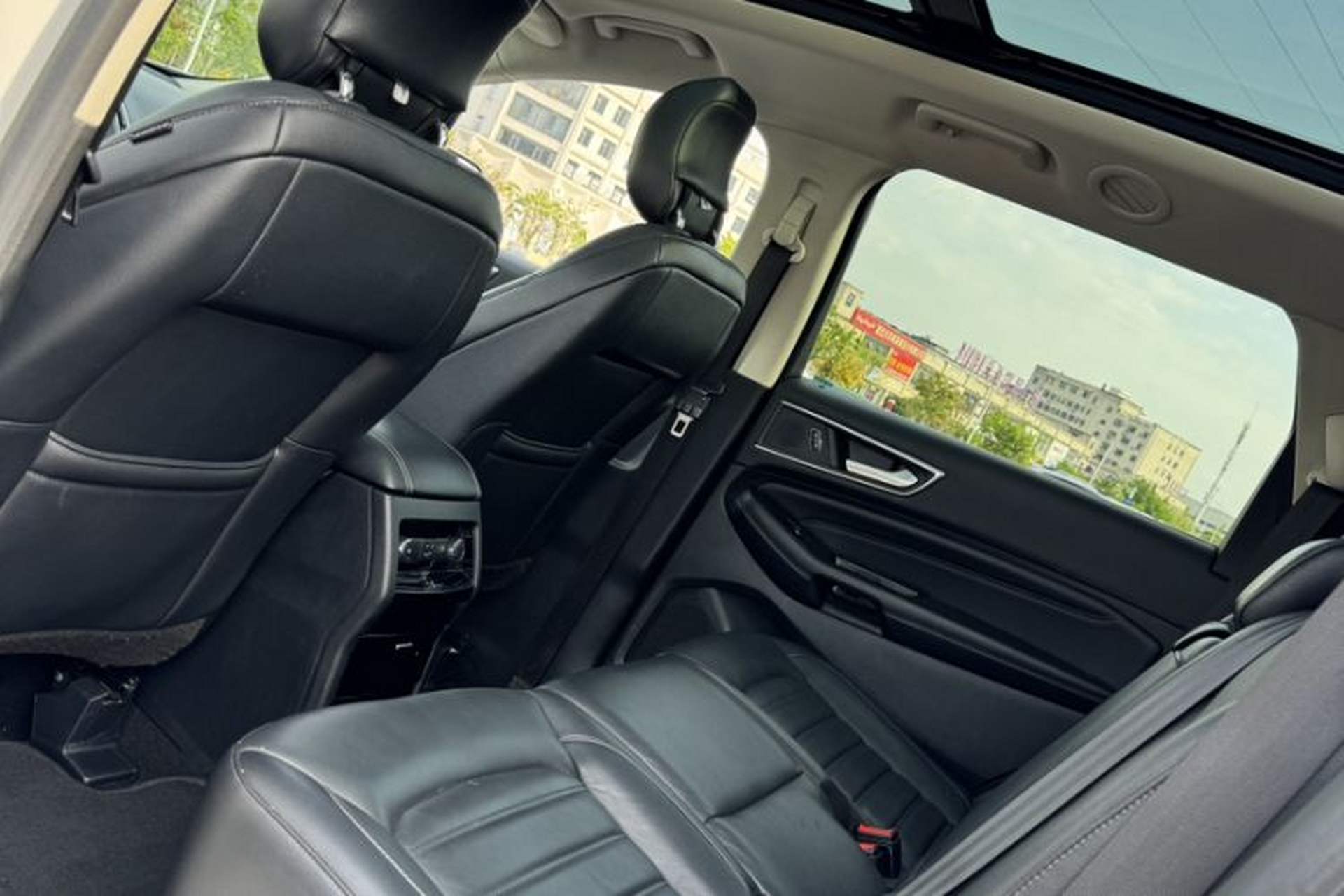 Used Ford Edge 2018 EcoBoost 245 Two-Wheel-Drive Titanium 7-Seater China V Standard Interior 3