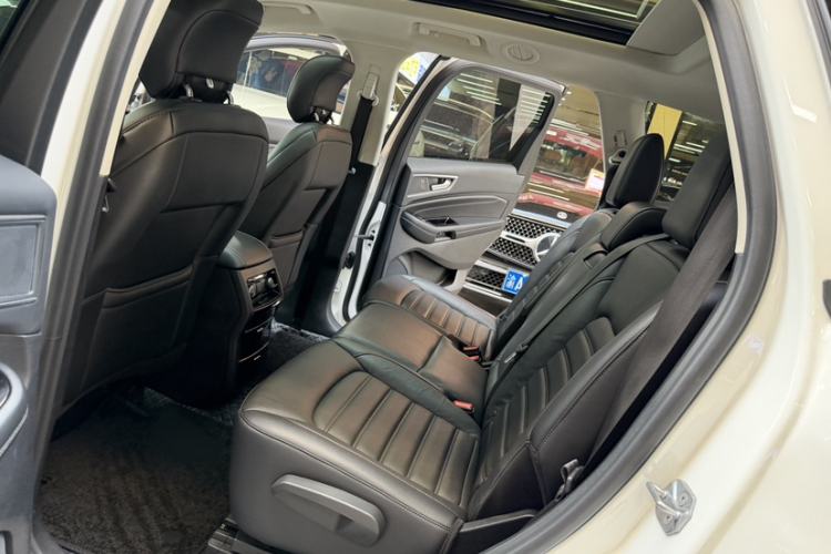 Used Ford Edge 2018 EcoBoost 245 Two-Wheel-Drive Titanium 7-Seater China V Standard Interior 3
