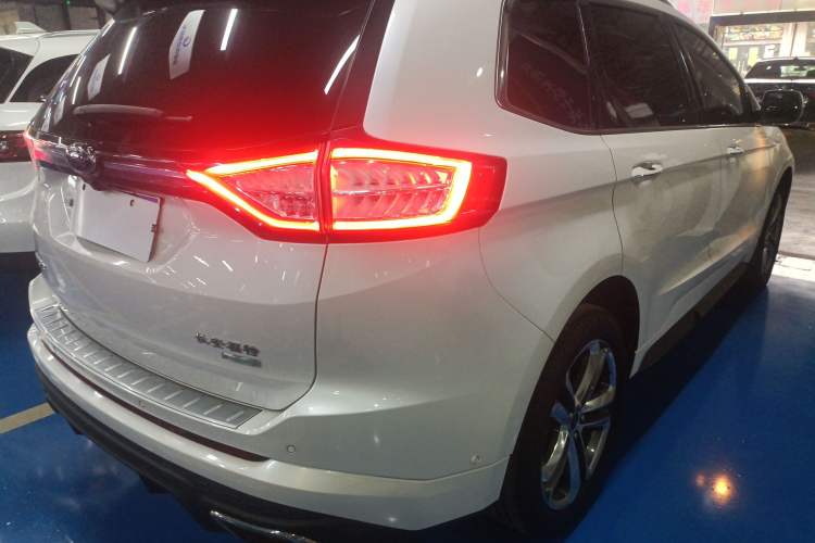 Used Ford Edge 2018 EcoBoost 245 Two-Wheel-Drive Sporty 7-Seater Rear Right 45 Deg
