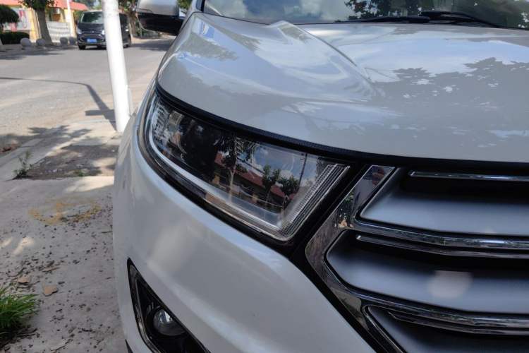 Used Ford Edge 2018 EcoBoost 245 Four-Wheel Drive Titanium 7-Seater Right Front Headlight