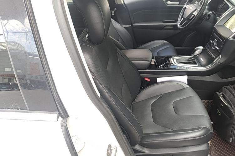 Used Ford Edge 2018 EcoBoost 245 Four-Wheel Drive Titanium 7-Seater Right Front Seat