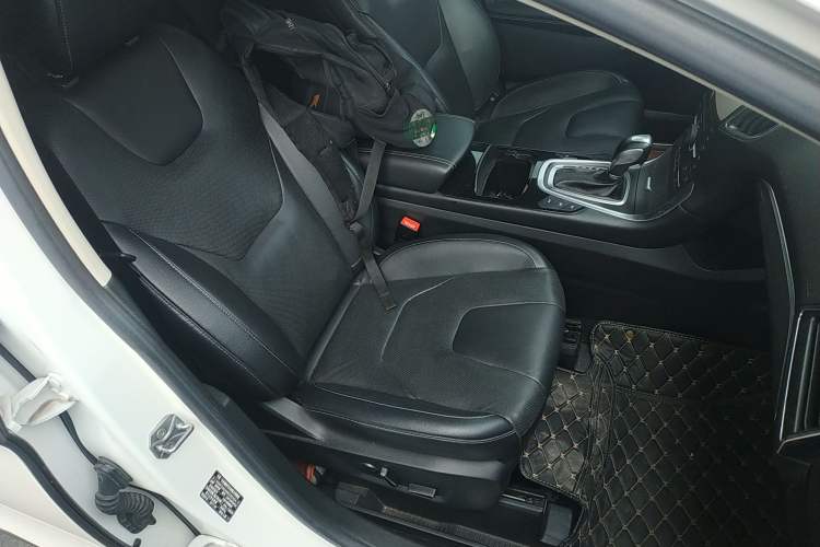 Used Ford Edge 2018 EcoBoost 245 Four-Wheel Drive Titanium 7-Seater Right Front Seat