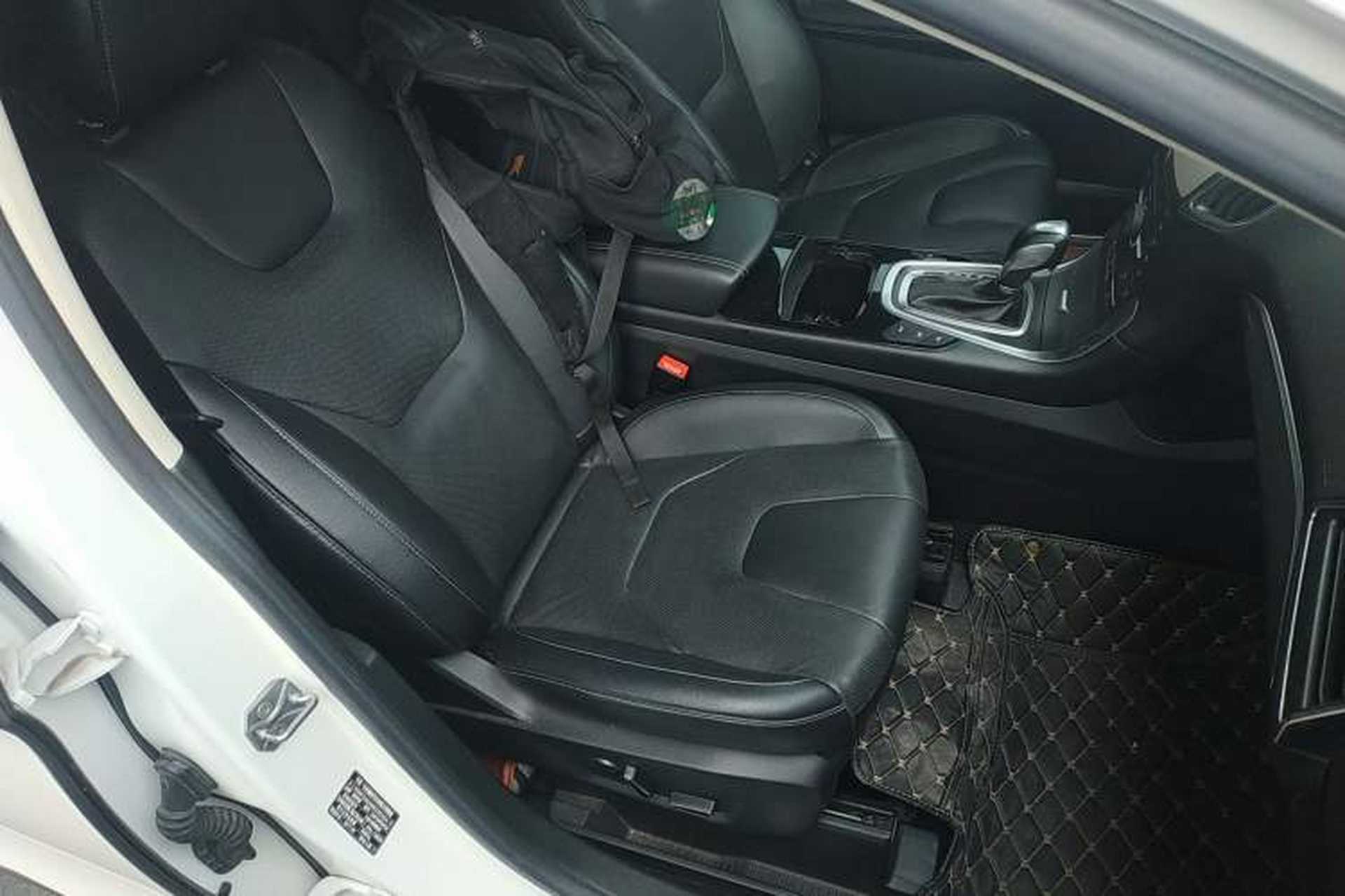 Used Ford Edge 2018 EcoBoost 245 Four-Wheel Drive Titanium 7-Seater Right Front Seat