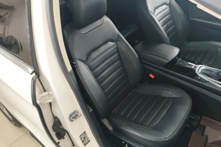 Used Ford Edge 2018 EcoBoost 245 Four-Wheel Drive Titanium 7-Seater Right Front Seat