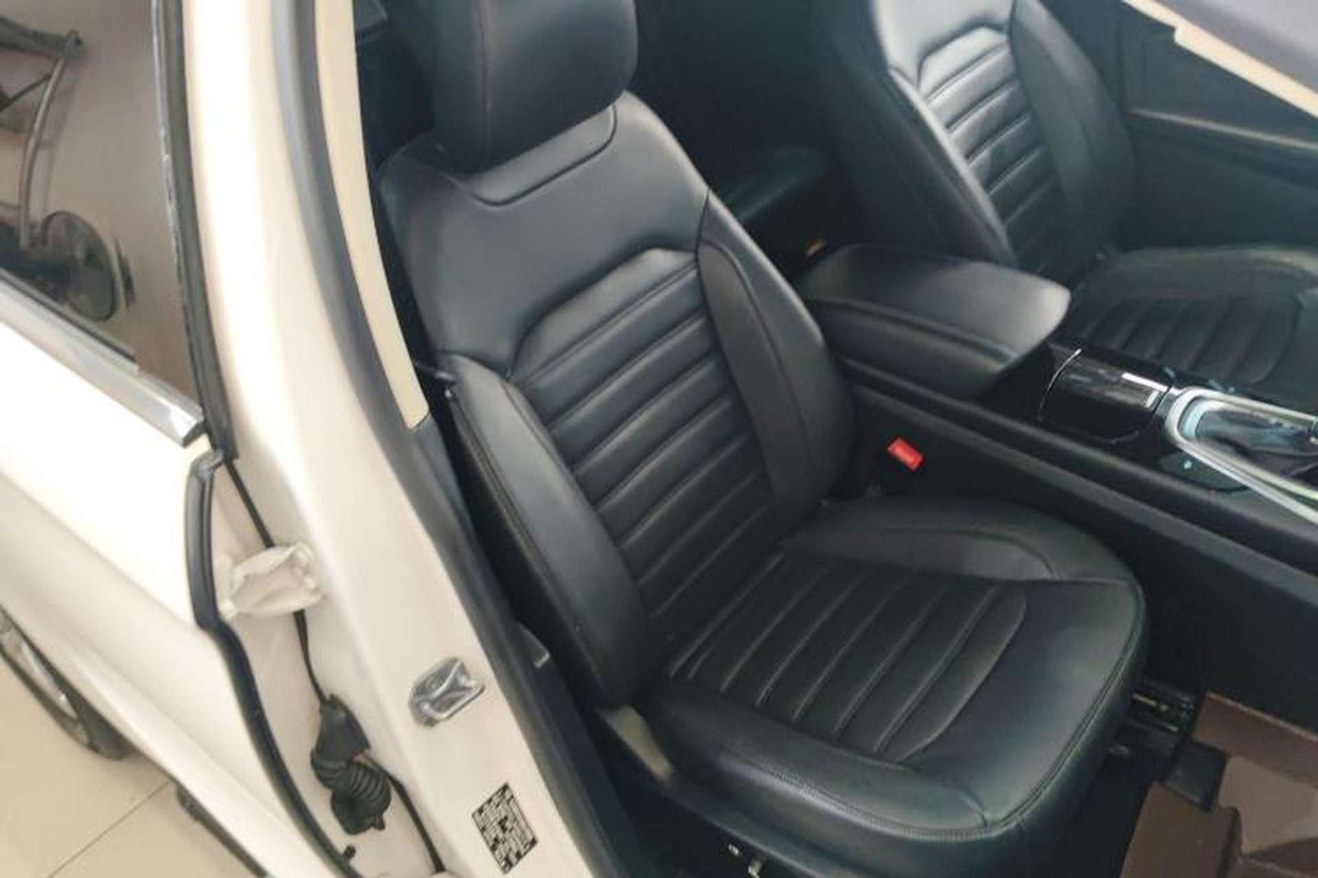 Used Ford Edge 2018 EcoBoost 245 Four-Wheel Drive Titanium 7-Seater Right Front Seat