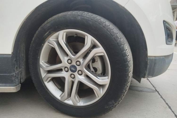 Used Ford Edge 2018 EcoBoost 245 Four-Wheel Drive Titanium 7-Seater Right Front Wheel Hub