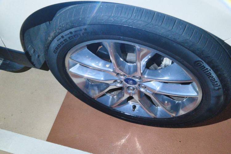 Used Ford Edge 2018 EcoBoost 245 Four-Wheel Drive Titanium 7-Seater Right Front Wheel Hub