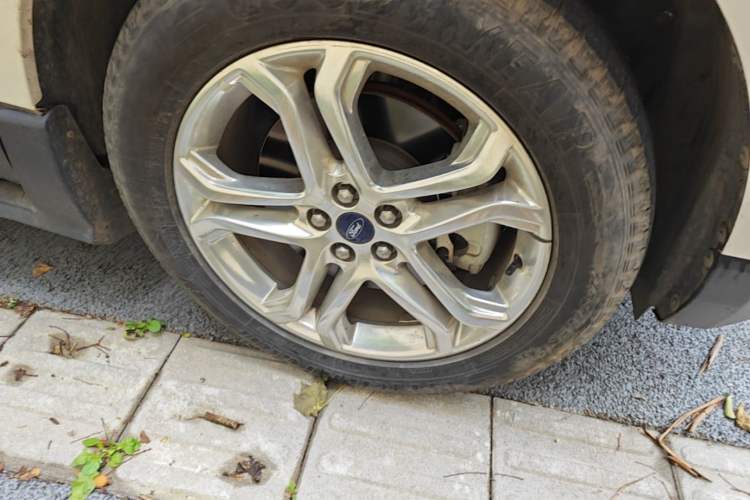 Used Ford Edge 2018 EcoBoost 245 Four-Wheel Drive Titanium 7-Seater Right Front Wheel Hub