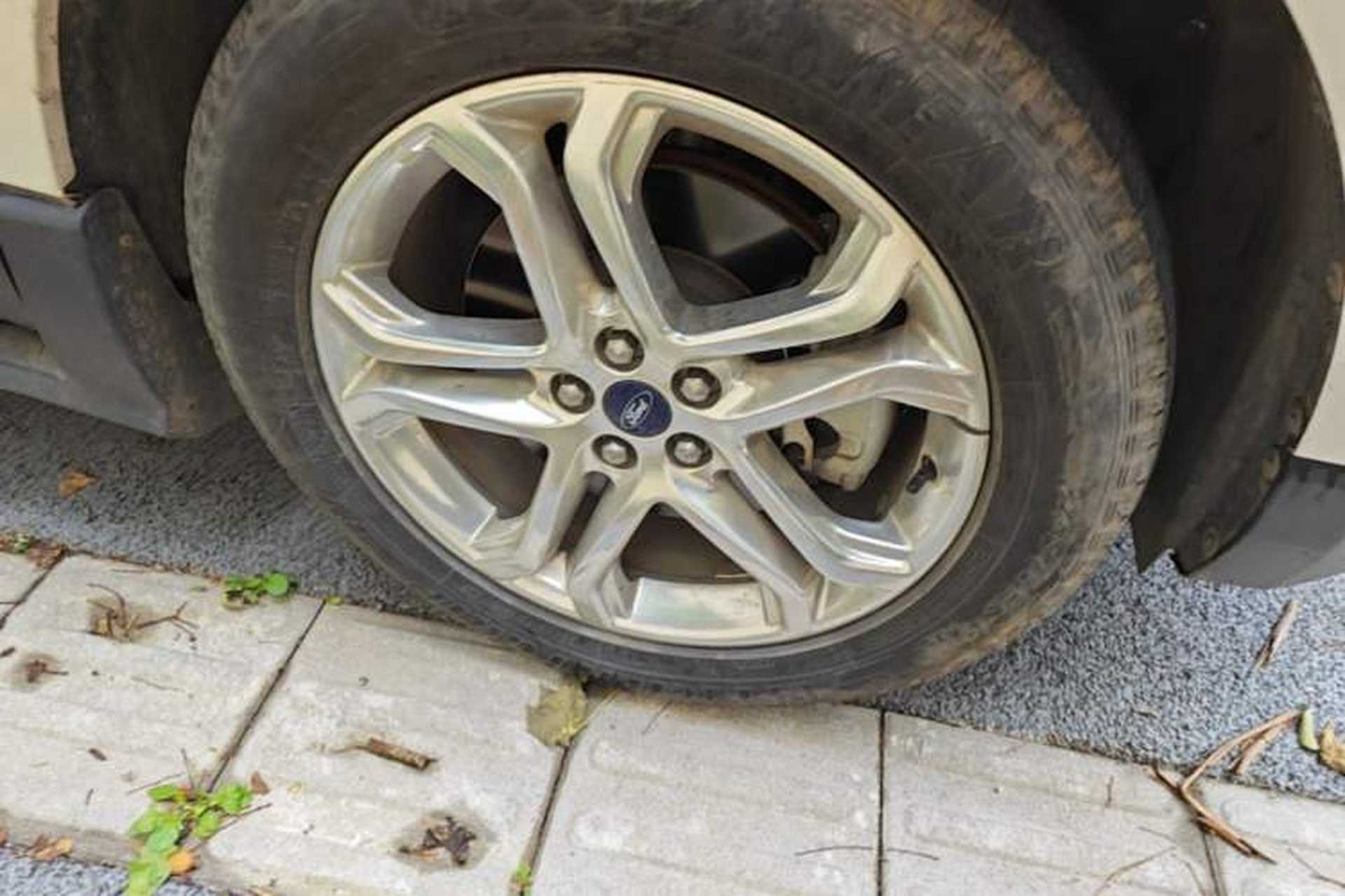 Used Ford Edge 2018 EcoBoost 245 Four-Wheel Drive Titanium 7-Seater Right Front Wheel Hub