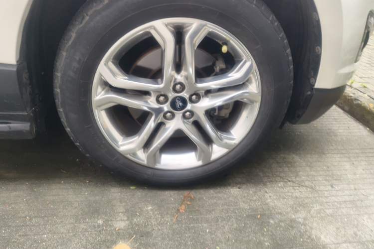 Used Ford Edge 2018 EcoBoost 245 Four-Wheel Drive Titanium 7-Seater Right Front Wheel Hub