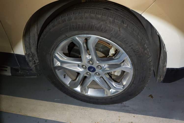 Used Ford Edge 2018 EcoBoost 245 Four-Wheel Drive Titanium 7-Seater Right Front Wheel Hub
