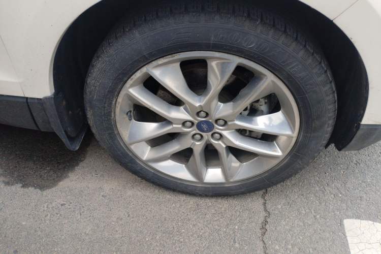 Used Ford Edge 2018 EcoBoost 245 Four-Wheel Drive Titanium 7-Seater Right Front Wheel Hub