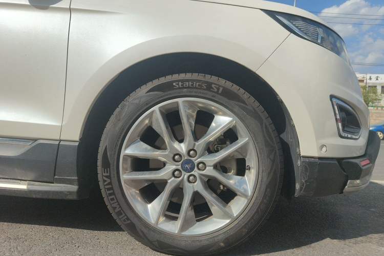 Used Ford Edge 2018 EcoBoost 245 Four-Wheel Drive Titanium 7-Seater Right Front Wheel Hub