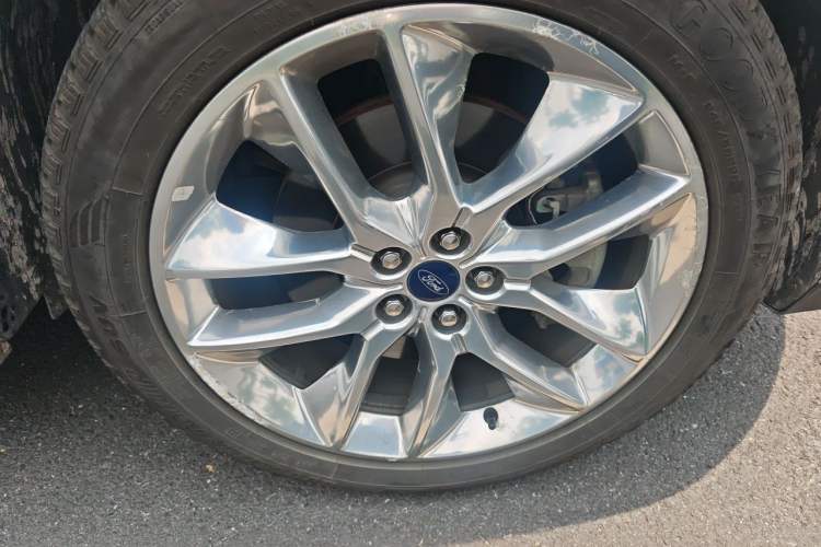 Used Ford Edge 2018 EcoBoost 245 Four-Wheel Drive Titanium 7-Seater Right Front Wheel Hub