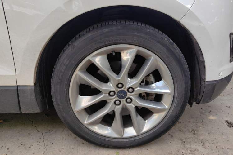 Used Ford Edge 2018 EcoBoost 245 Four-Wheel Drive Titanium 7-Seater Right Front Wheel Hub