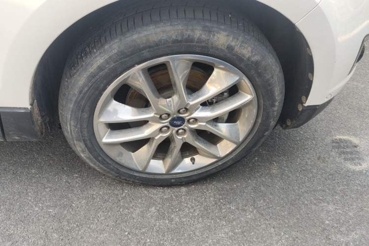 Used Ford Edge 2018 EcoBoost 245 Four-Wheel Drive Titanium 7-Seater Right Front Wheel Hub