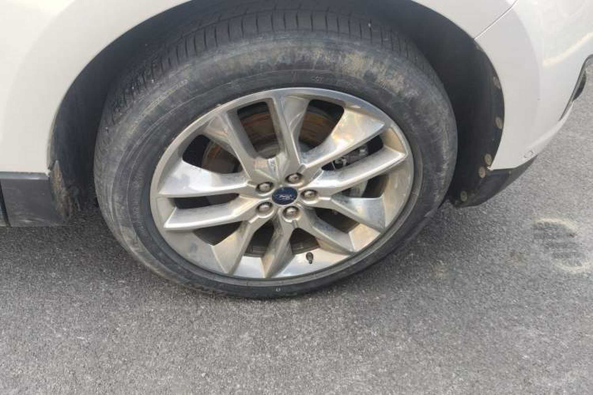 Used Ford Edge 2018 EcoBoost 245 Four-Wheel Drive Titanium 7-Seater Right Front Wheel Hub