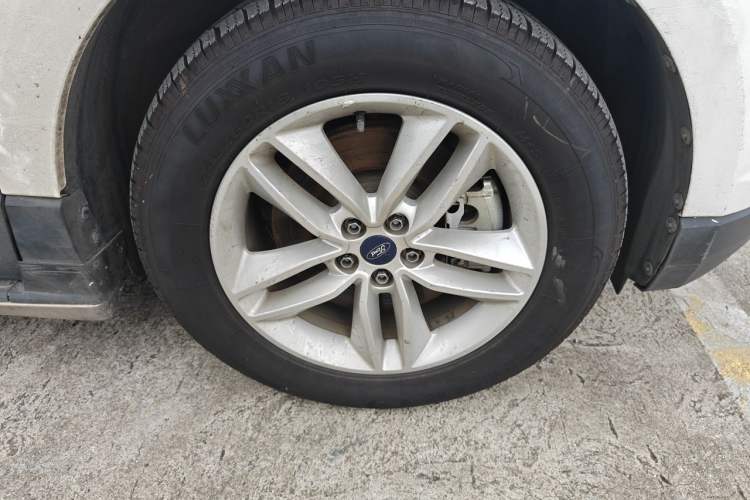 Used Ford Edge 2018 EcoBoost 245 Two-Wheel-Drive Platinum Edition 5 Seats Right Front Wheel Hub