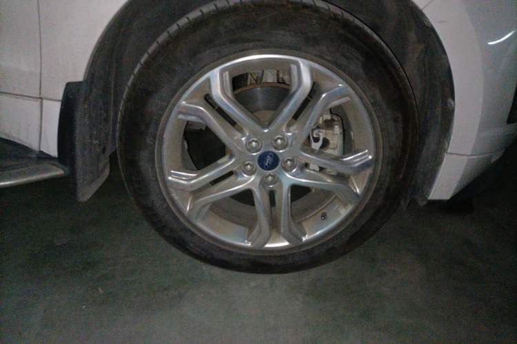 Used Ford Edge 2018 EcoBoost 245 Four-Wheel Drive Titanium 7-Seater Right Front Wheel Hub
