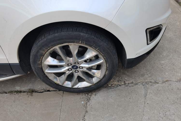 Used Ford Edge 2018 EcoBoost 245 Four-Wheel Drive Titanium 7-Seater Right Front Wheel Hub