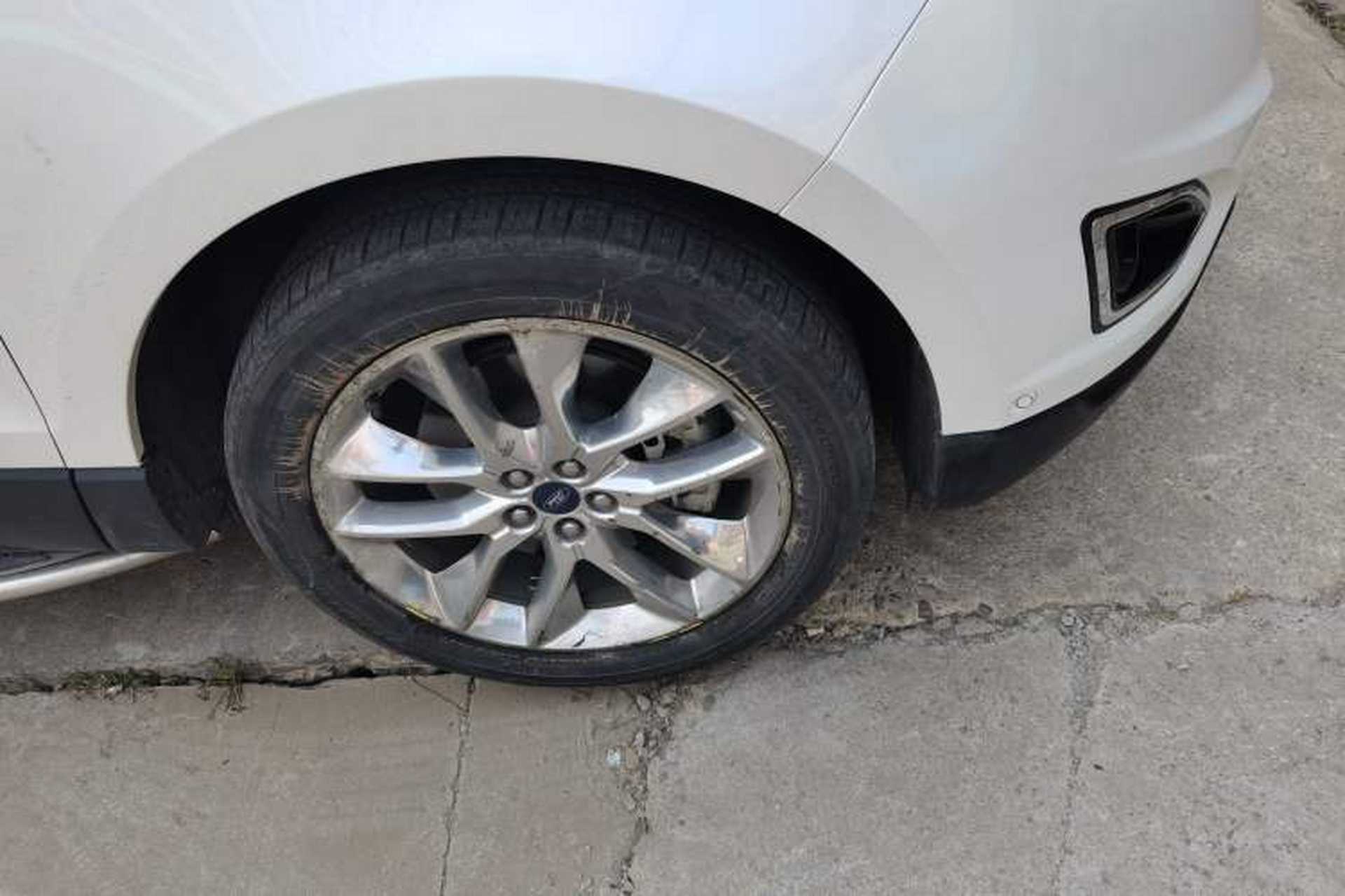 Used Ford Edge 2018 EcoBoost 245 Four-Wheel Drive Titanium 7-Seater Right Front Wheel Hub