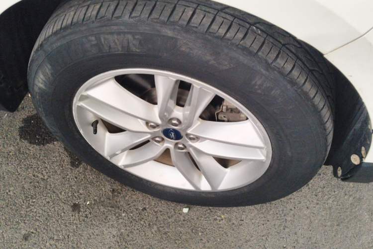 Used Ford Edge 2018 EcoBoost 245 Two-Wheel-Drive Platinum Edition 5 Seats Right Front Wheel Hub