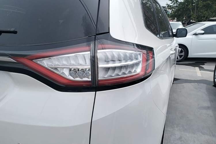 Used Ford Edge 2018 EcoBoost 245 Two-Wheel-Drive Titanium 7-Seater China VI Standard Right Rear Taillight