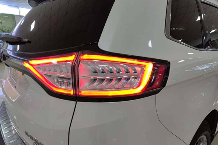 Used Ford Edge 2018 EcoBoost 245 Two-Wheel-Drive Titanium 7-Seater China VI Standard Right Rear Taillight