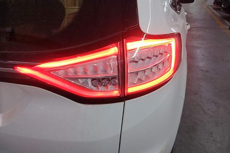 Used Ford Edge 2018 EcoBoost 245 Two-Wheel-Drive Platinum Edition 5 Seats Right Rear Taillight
