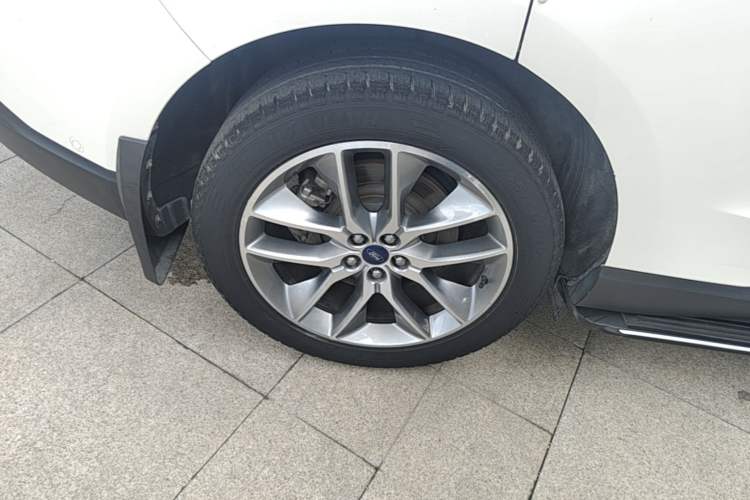 Used Ford Edge 2018 EcoBoost 245 Four-Wheel Drive Titanium 7-Seater Right Rear Wheel Hub