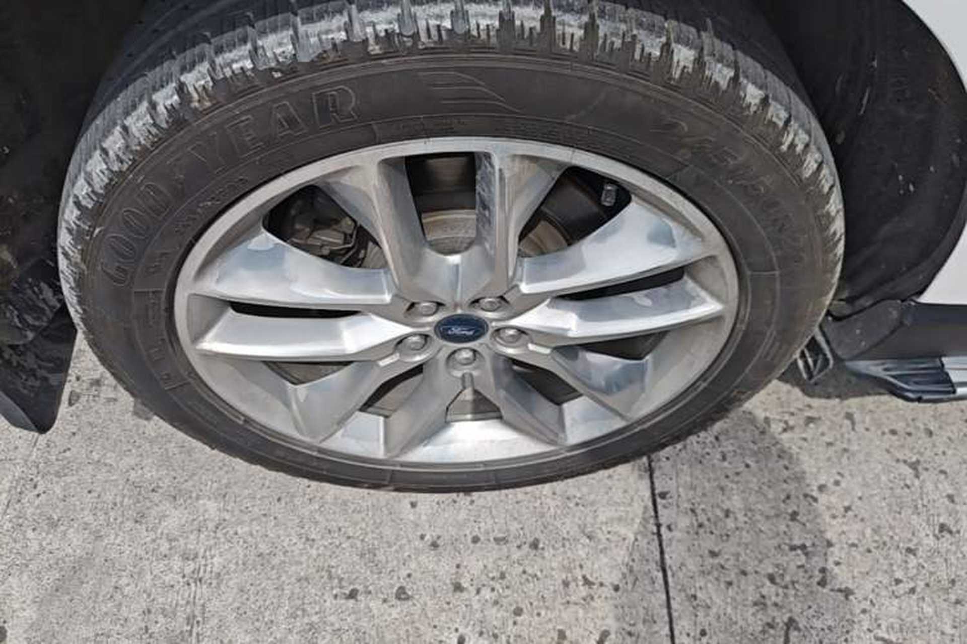 Used Ford Edge 2018 EcoBoost 245 Four-Wheel Drive Titanium 7-Seater Right Rear Wheel Hub