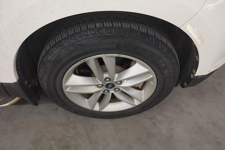 Used Ford Edge 2018 EcoBoost 245 Two-Wheel-Drive Platinum Edition 5 Seats Right Rear Wheel Hub