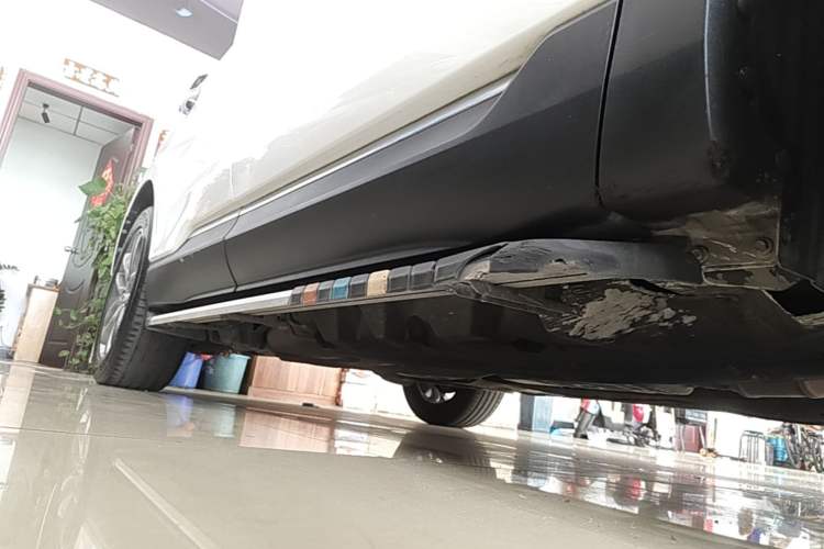Used Ford Edge 2018 EcoBoost 245 Four-Wheel Drive Titanium 7-Seater Right Side Sill