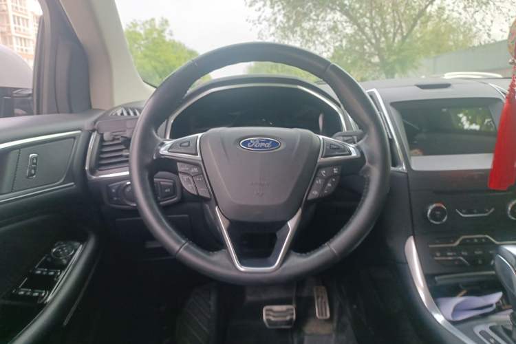 Used Ford Edge 2018 EcoBoost 245 Two-Wheel-Drive Sporty 7-Seater Steering Wheel