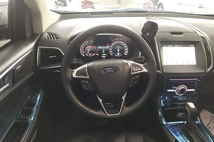 Used Ford Edge 2018 EcoBoost 245 Four-Wheel Drive Titanium 7-Seater Steering Wheel