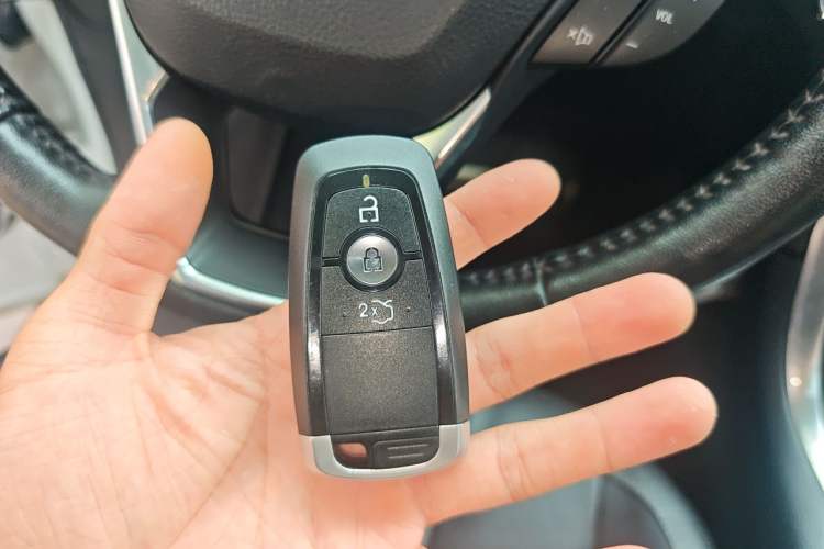 Used Ford Edge 2018 EcoBoost 245 Four-Wheel Drive Titanium 7-Seater Vehicle Key
