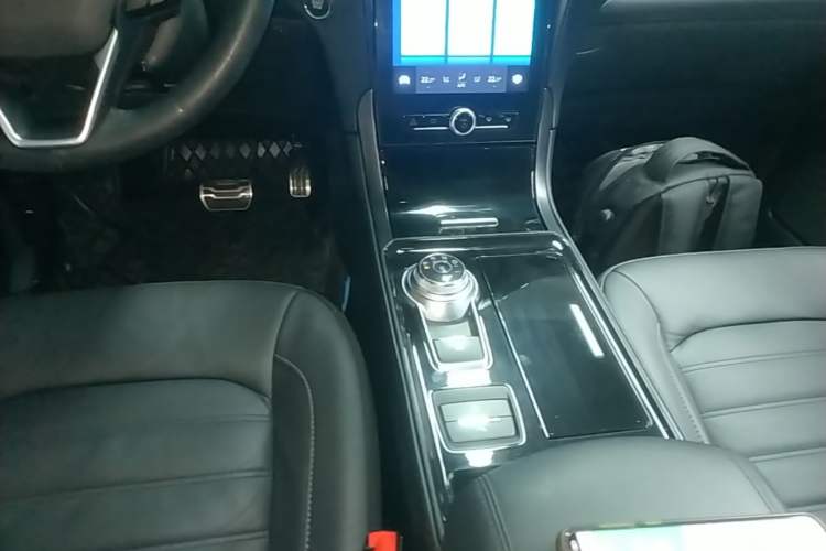 Used Ford Edge 2020 EcoBoost 245 Two-Wheel Drive Titanium 7-Seater Gear Lever