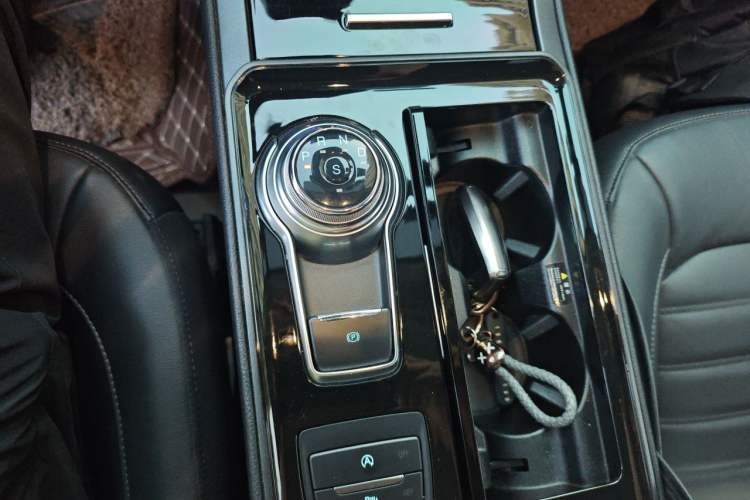 Used Ford Edge 2020 EcoBoost 245 Two-Wheel Drive Titanium 7-Seater Gear Lever