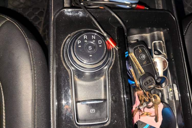 Used Ford Edge 2020 EcoBoost 245 Two-Wheel Drive Titanium 7-Seater Gear Lever
