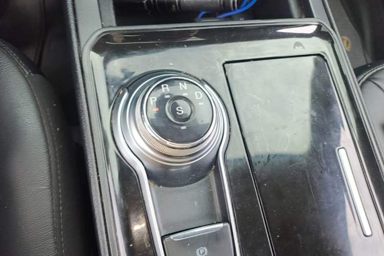 Used Ford Edge 2020 EcoBoost 245 Two-Wheel Drive Titanium 7-Seater Gear Lever