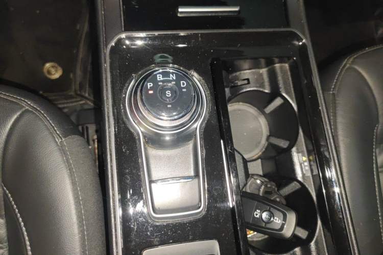 Used Ford Edge 2020 EcoBoost 245 Two-Wheel Drive Titanium 7-Seater Gear Lever