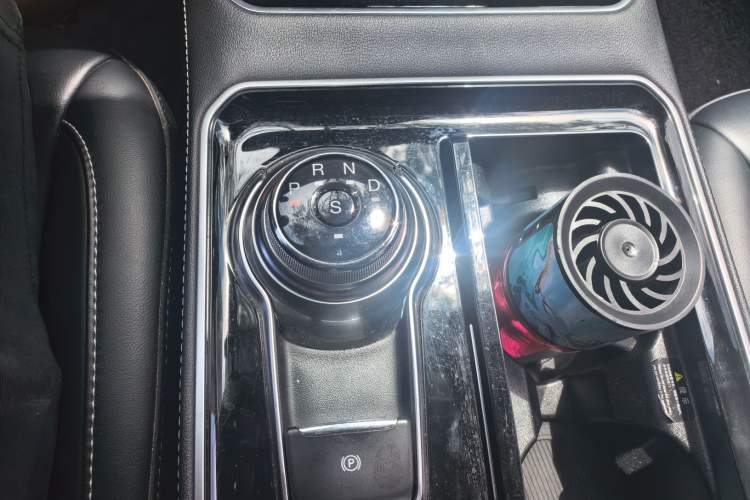 Used Ford Edge 2020 EcoBoost 245 Two-Wheel Drive Titanium 7-Seater Gear Lever
