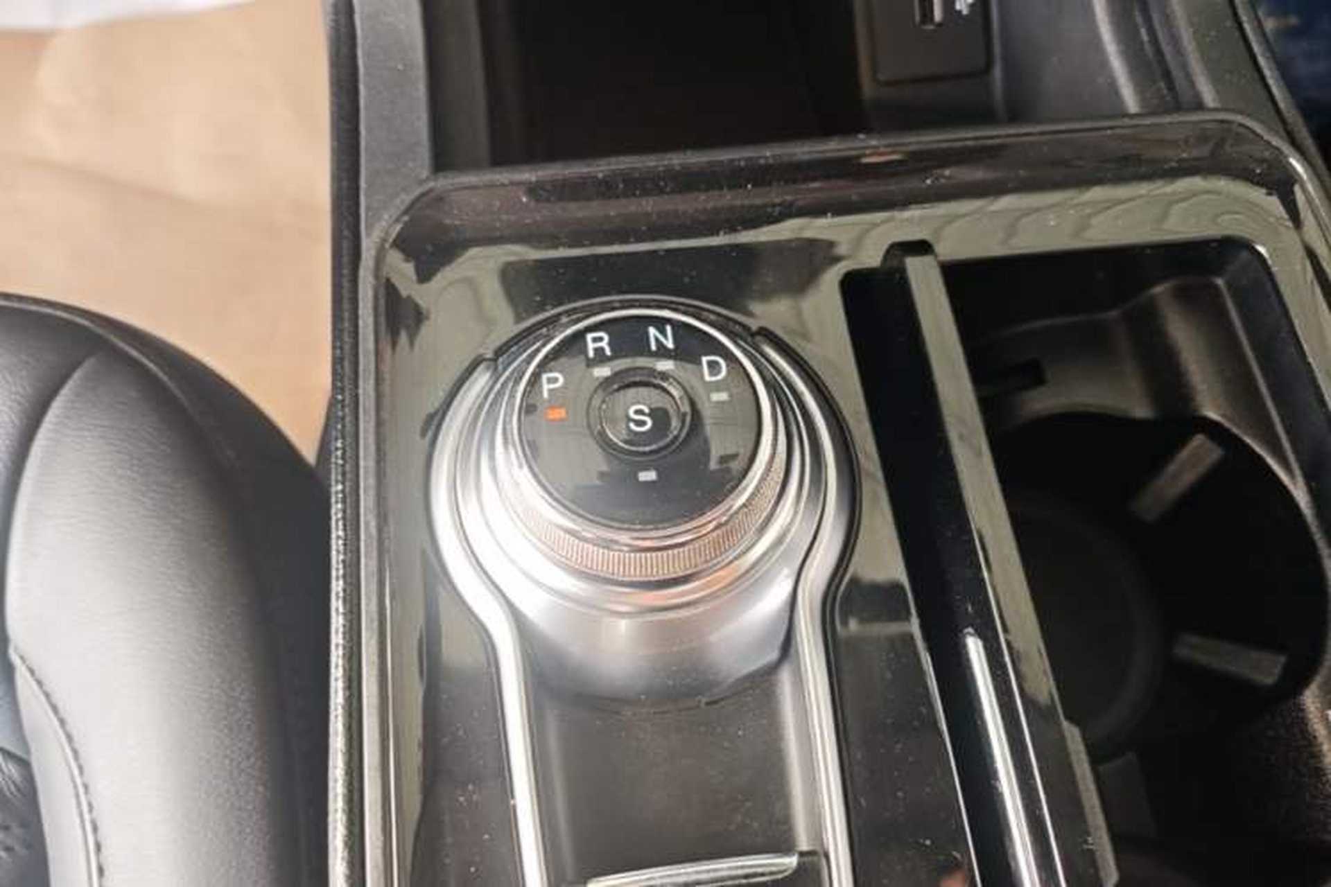 Used Ford Edge 2020 EcoBoost 245 Two-Wheel Drive Titanium 7-Seater Gear Lever