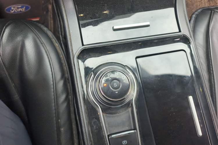 Used Ford Edge 2020 EcoBoost 245 Two-Wheel-Drive Platinum Edition 5 Seats Gear Lever