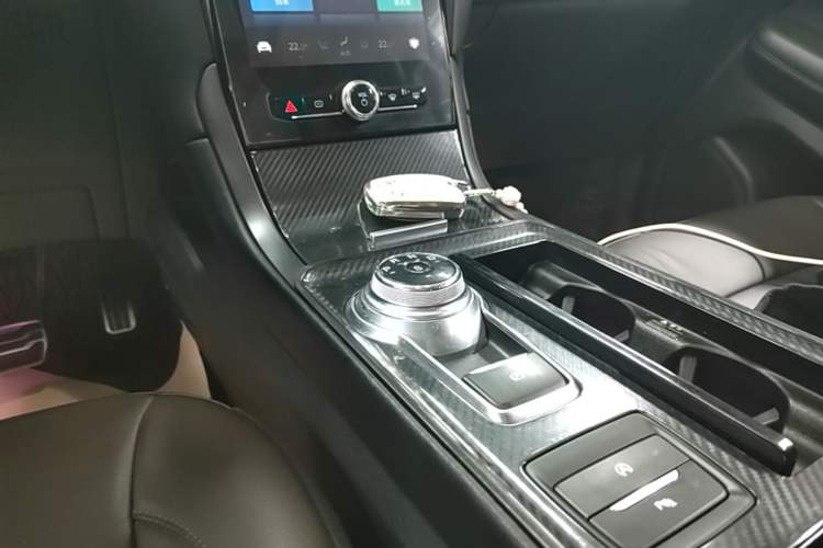 Used Ford Edge 2020 EcoBoost 245 Two-Wheel Drive Titanium 7-Seater Gear Lever