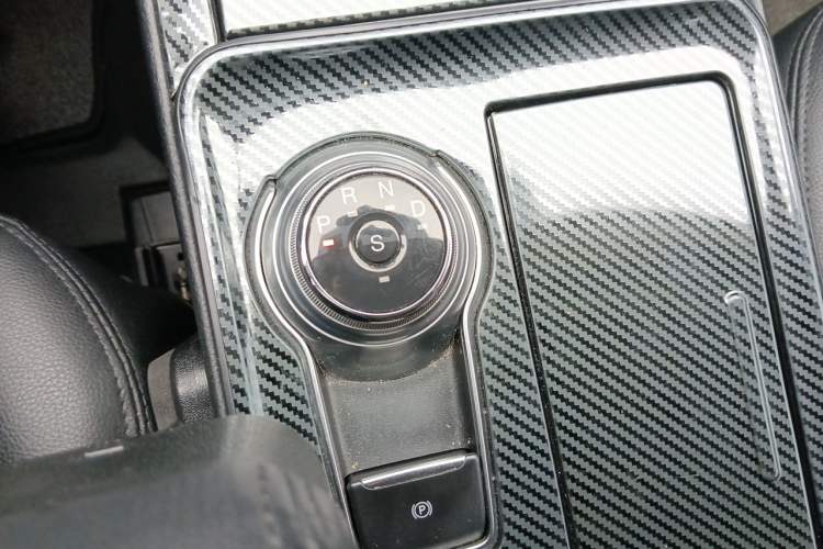 Used Ford Edge 2020 EcoBoost 245 Two-Wheel-Drive Platinum Edition 5 Seats Gear Lever
