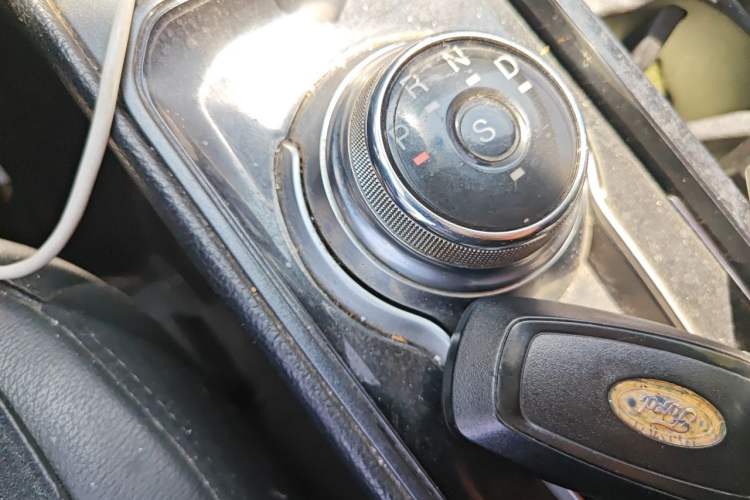 Used Ford Edge 2020 EcoBoost 245 Two-Wheel Drive Titanium 7-Seater Gear Lever