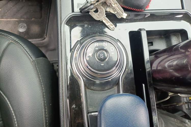 Used Ford Edge 2020 EcoBoost 245 Two-Wheel Drive Titanium 7-Seater Gear Lever