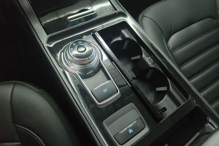 Used Ford Edge 2020 EcoBoost 245 Two-Wheel-Drive Platinum Edition 5 Seats Gear Lever